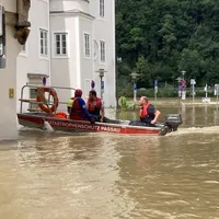 Hochwasser schubboote.jpg